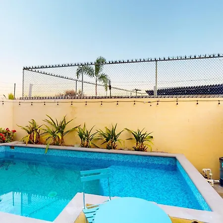 Law'S Paradise Pool Residence